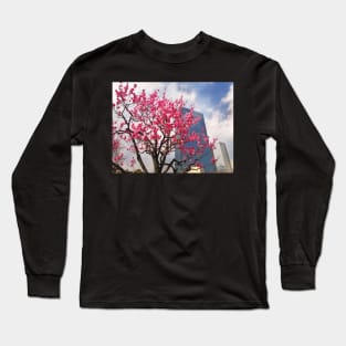 Skyscraper behind a cherry blossom in Tokyo Long Sleeve T-Shirt